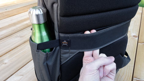 A pass-through loop lets you perch the Urbex on a suitcase without it falling off. (Image: Andrew Liszewski/Gizmodo)